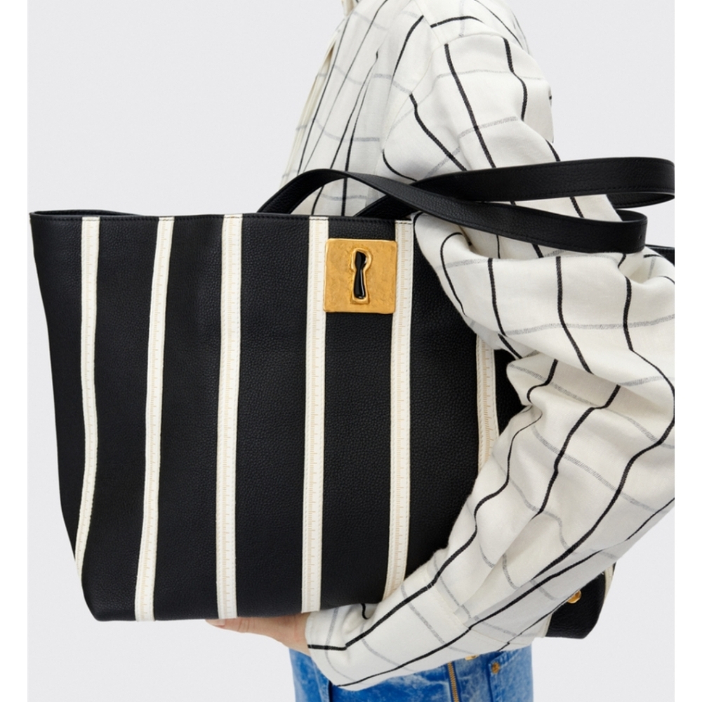 🌹Schiaparelli Tot b&w leather Measure tape motif  Bag whith removable key charm - Picture 12 of 16